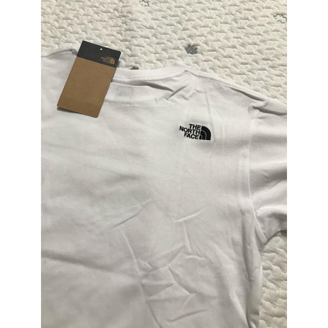 THE NORTH FACE(ザノースフェイス)の【新品】THE NORTH FACE ノースフェイス　ポケット Tシャツ　白　S メンズのトップス(Tシャツ/カットソー(半袖/袖なし))の商品写真