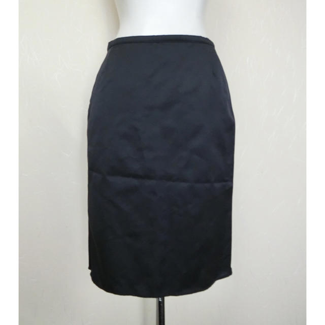miumiu(ミュウミュウ)のMIUMIU ミュウミュウ　黒のシンプルなシルクスカート 38 レディースのスカート(ひざ丈スカート)の商品写真