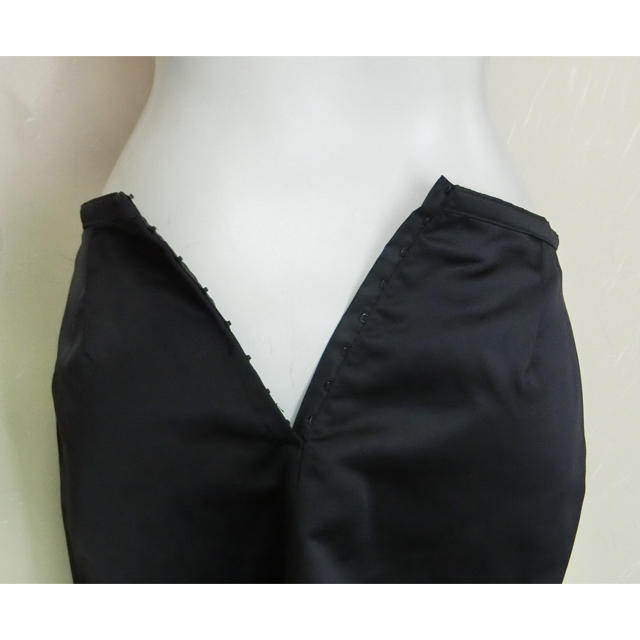 miumiu(ミュウミュウ)のMIUMIU ミュウミュウ　黒のシンプルなシルクスカート 38 レディースのスカート(ひざ丈スカート)の商品写真