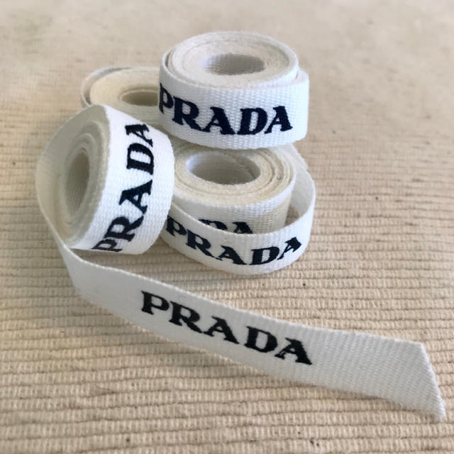 PRADA(プラダ)の【中古】PRADA プラダ リボン  ギフト ラッピング インテリア/住まい/日用品のオフィス用品(ラッピング/包装)の商品写真