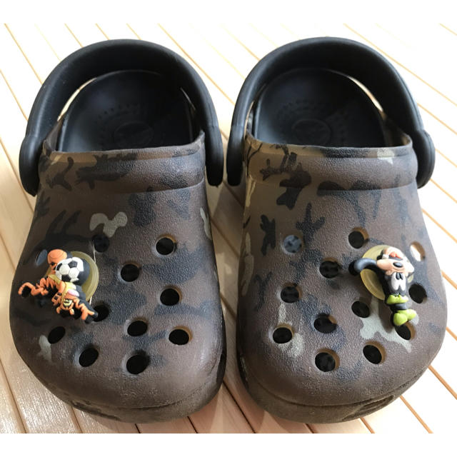 crocs(クロックス)のキッズサンダル crocsクロックス14cm~15cm (チャーム付き) キッズ/ベビー/マタニティのベビー靴/シューズ(~14cm)(サンダル)の商品写真