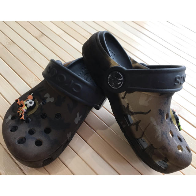 crocs(クロックス)のキッズサンダル crocsクロックス14cm~15cm (チャーム付き) キッズ/ベビー/マタニティのベビー靴/シューズ(~14cm)(サンダル)の商品写真
