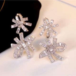 スワロフスキー(SWAROVSKI)の大人気商品　ジルコン ピアス　キラキラ　フラワー　ブライダルジュエリー(ピアス)