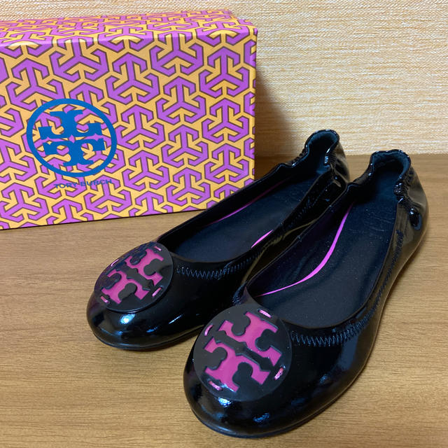 Tory Burch 黒エナメルxピンク　パンプス