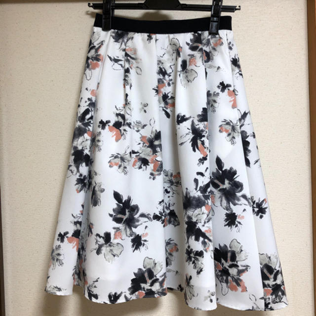 JUSGLITTY(ジャスグリッティー)のジャスグリッティー　花柄スカート　サイズ1 レディースのスカート(ひざ丈スカート)の商品写真