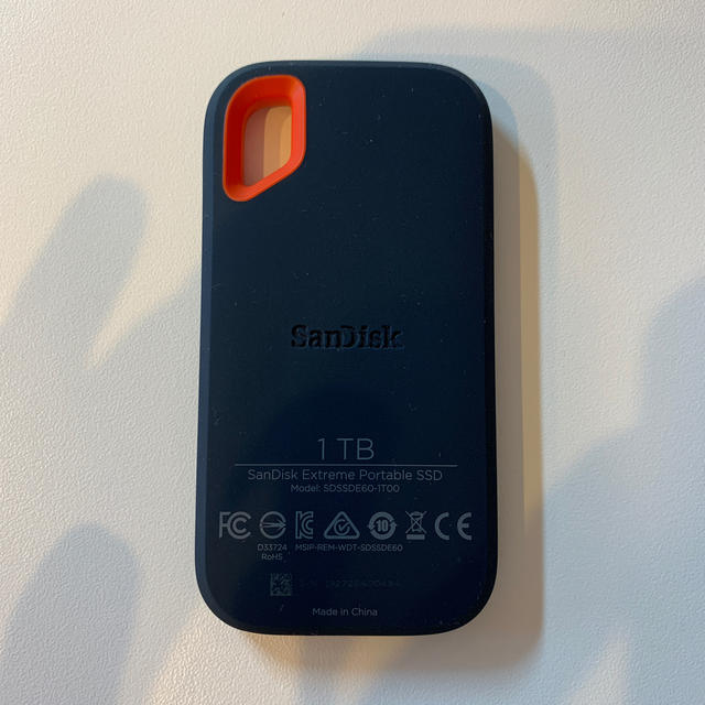 SanDisk(サンディスク)のSanDisk ポータブルSSD 1TB　SDSSDE60-1T00-J25 スマホ/家電/カメラのPC/タブレット(PC周辺機器)の商品写真