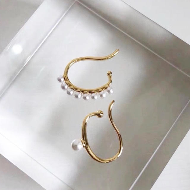 DEUXIEME CLASSE(ドゥーズィエムクラス)のasymmetry pearl ear cuffs (2 pcs) レディースのアクセサリー(イヤーカフ)の商品写真