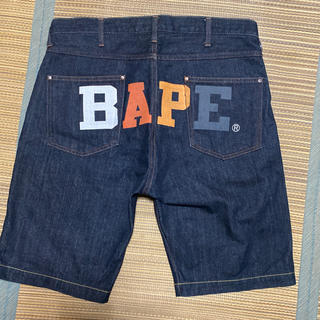 アベイシングエイプ(A BATHING APE)のAPE BAPE kaws パンツ　ショーツ　デニム　logo ハーフパンツ　m(ショートパンツ)