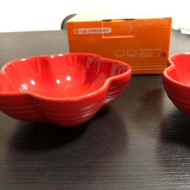 LE CREUSET(ルクルーゼ)の最終値下げ ル・クルーゼ スモールフラワーディッシュ 小皿 レッド 皿 食器 インテリア/住まい/日用品のキッチン/食器(食器)の商品写真