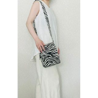 ゲス(GUESS)のGUESS ショルダーバッグ Zebra柄(ショルダーバッグ)