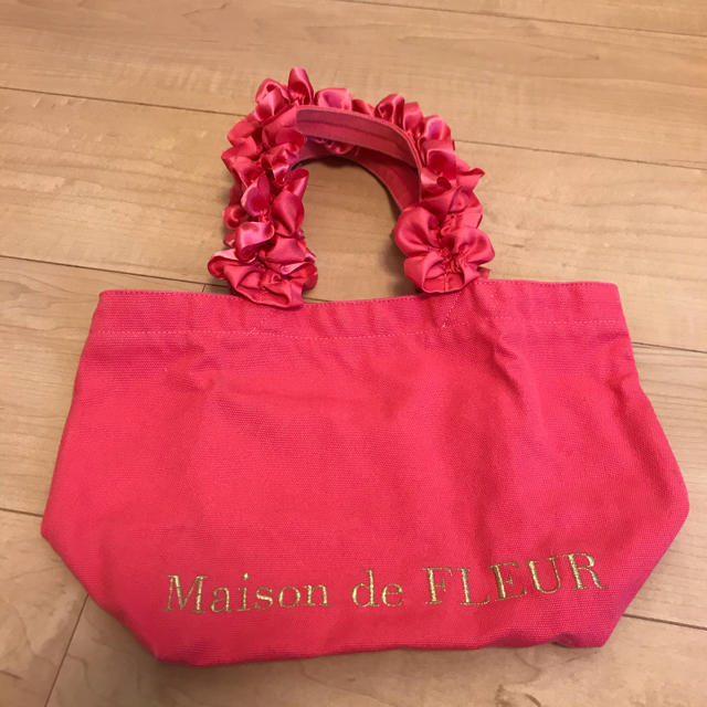 Maison de FLEUR(メゾンドフルール)のフリルトートバッグＳサイズ レディースのバッグ(トートバッグ)の商品写真