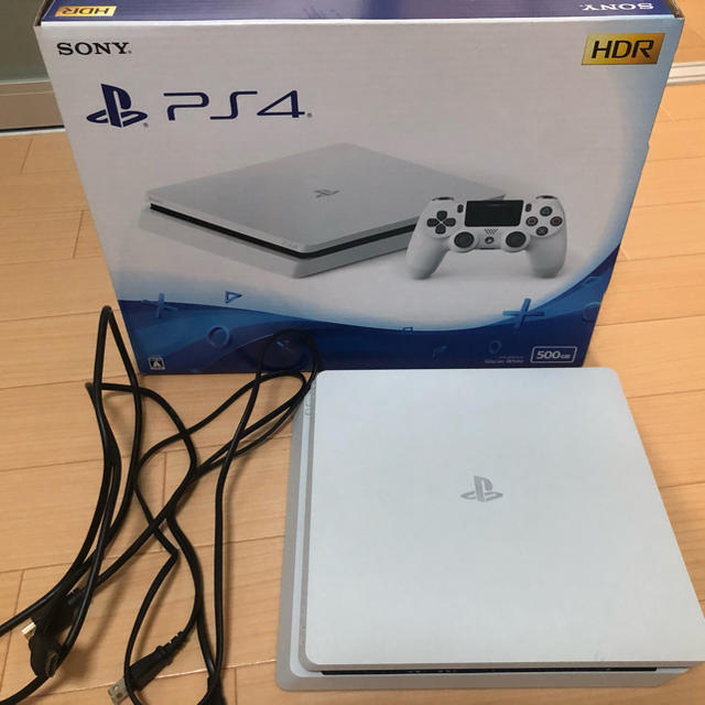 PlayStation4(プレイステーション4)のPS4 本体　500GB エンタメ/ホビーのゲームソフト/ゲーム機本体(家庭用ゲーム機本体)の商品写真