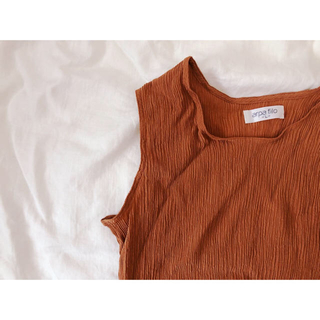 シルク　オレンジ色のプリーツノースリーブ シャツ(シャツ/ブラウス(半袖/袖なし))