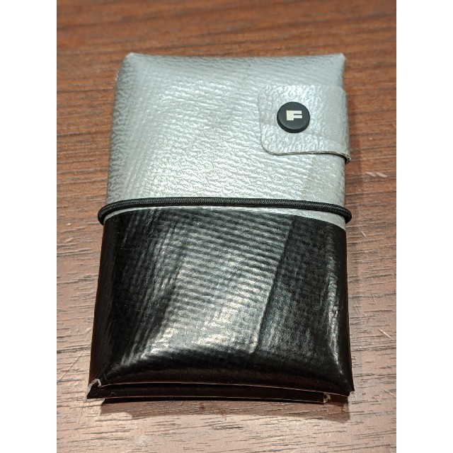 FREITAG(フライターグ)のF233 PAT Card Pouch（ブラック☓シルバー） メンズのファッション小物(名刺入れ/定期入れ)の商品写真