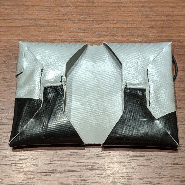 FREITAG(フライターグ)のF233 PAT Card Pouch（ブラック☓シルバー） メンズのファッション小物(名刺入れ/定期入れ)の商品写真