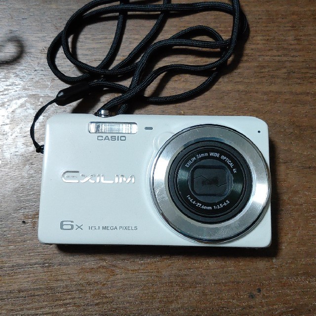 CASIO(カシオ)のコンパクトデジタルカメラ CASIO EX-ZS26 スマホ/家電/カメラのカメラ(コンパクトデジタルカメラ)の商品写真