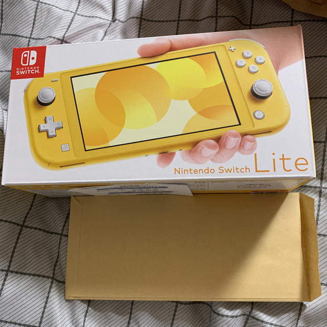 Nintendo Switch(ニンテンドースイッチ)のNINTENDO SWITCH LITE イエロー エンタメ/ホビーのゲームソフト/ゲーム機本体(家庭用ゲーム機本体)の商品写真