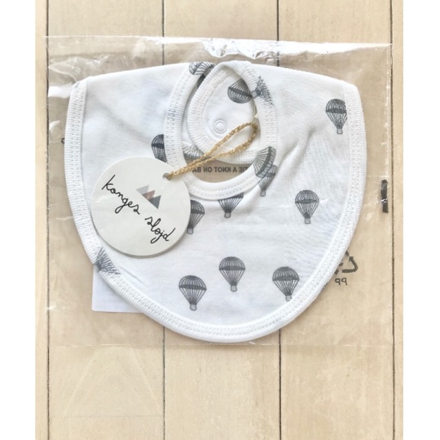 PETIT BATEAU(プチバトー)の新品✦Konges Sloejd オーガニックスタイ(parachute柄) キッズ/ベビー/マタニティのこども用ファッション小物(ベビースタイ/よだれかけ)の商品写真