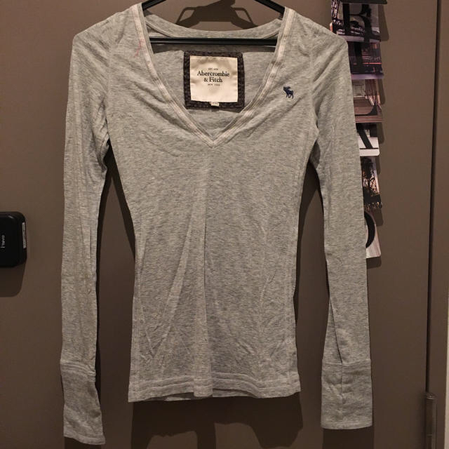 Abercrombie&Fitch(アバクロンビーアンドフィッチ)のアバクロ グレーロンT レディースのトップス(Tシャツ(長袖/七分))の商品写真