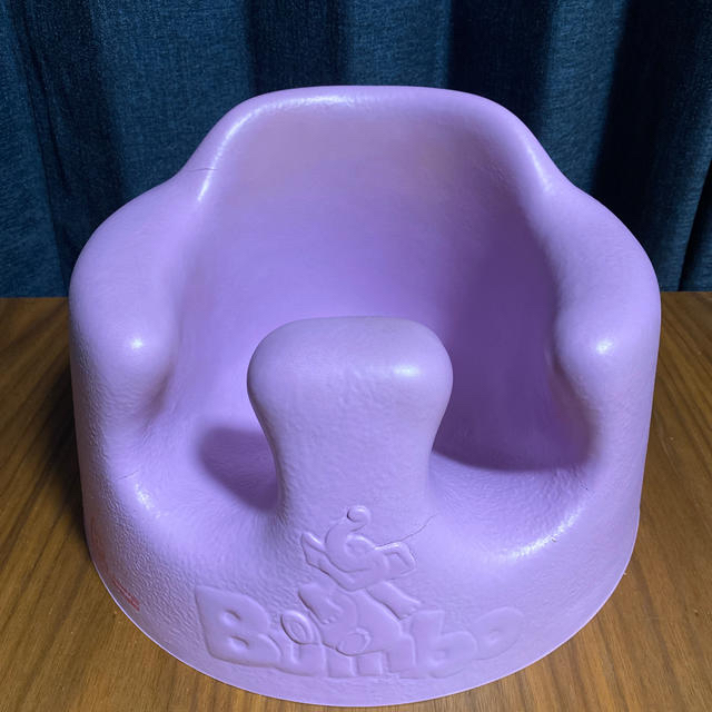 Bumbo(バンボ)のバンボ ベビーソファ離乳食おすわり出産準備赤ちゃん紫パープル キッズ/ベビー/マタニティの授乳/お食事用品(その他)の商品写真