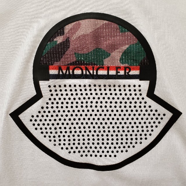 MONCLER(モンクレール)のモンクレール　Tシャツ　白色　Mサイズ メンズのトップス(Tシャツ/カットソー(半袖/袖なし))の商品写真