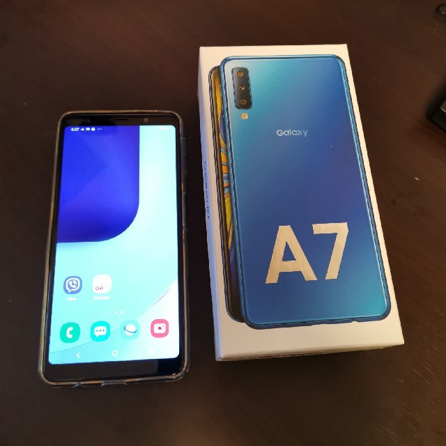 Galaxy(ギャラクシー)のGalaxy A7：ブルー：64G：透明ケース付き スマホ/家電/カメラのスマートフォン/携帯電話(スマートフォン本体)の商品写真