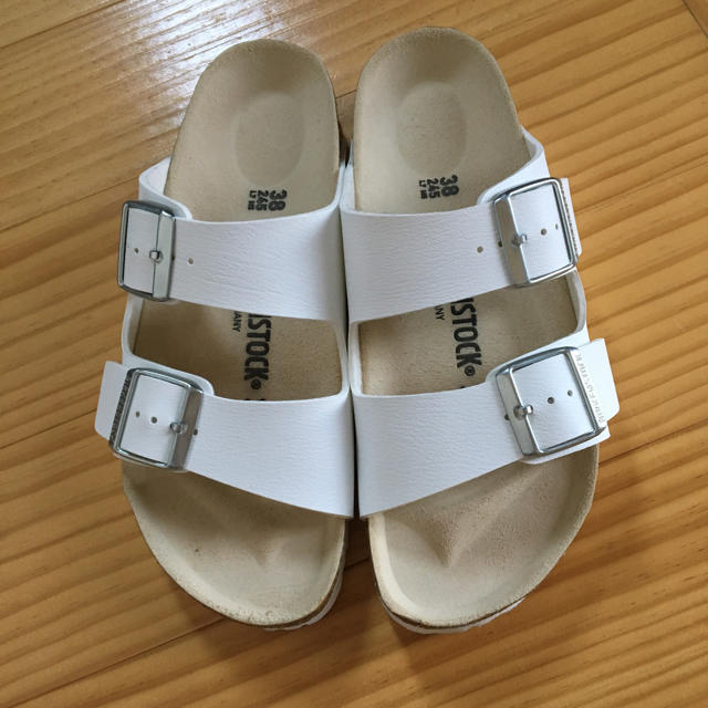 BIRKENSTOCK(ビルケンシュトック)の【pepe様専用】ビルケンシュトック アリゾナ ホワイト 38 レディースの靴/シューズ(サンダル)の商品写真