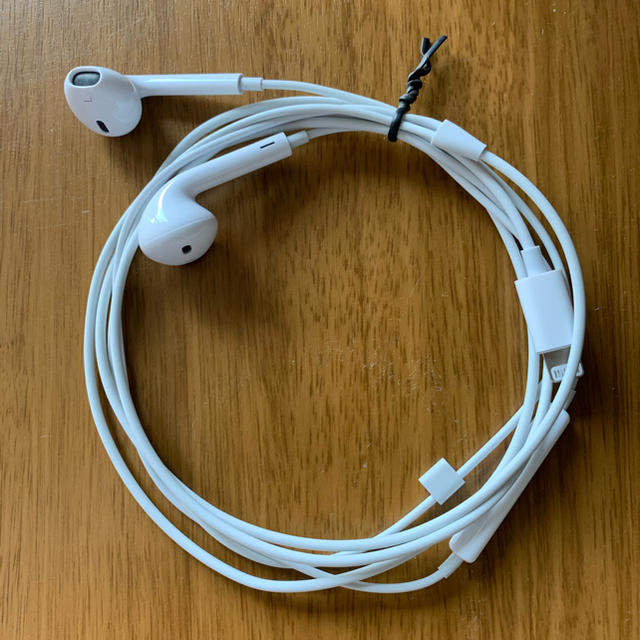 Apple(アップル)のiPhone イヤホン　純正品 スマホ/家電/カメラのオーディオ機器(ヘッドフォン/イヤフォン)の商品写真