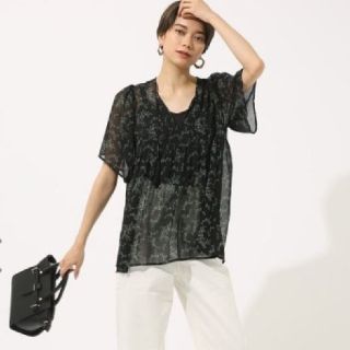 アズールバイマウジー(AZUL by moussy)の【美品】AZUL by moussy リーフ柄トップス(シャツ/ブラウス(半袖/袖なし))