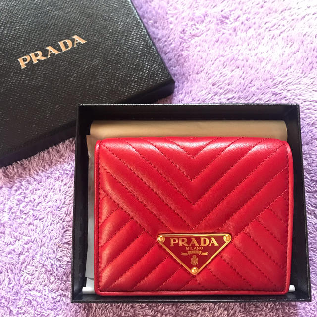 正規品　新品未使用　PRADA 二つ折り財布　ナッパレザー　赤