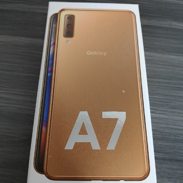 SAMSUNG(サムスン)のSP様専用galaxy a7ゴールド スマホ/家電/カメラのスマートフォン/携帯電話(スマートフォン本体)の商品写真