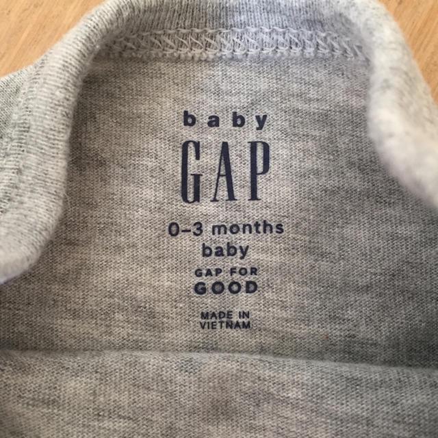 babyGAP(ベビーギャップ)の単品購入も可!! 新生児から使えるbabyGAP グレーロンパース キッズ/ベビー/マタニティのベビー服(~85cm)(ロンパース)の商品写真