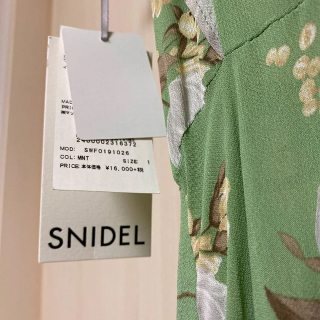SNIDEL(スナイデル)のスナイデル  フリルロングワンピース レディースのワンピース(ロングワンピース/マキシワンピース)の商品写真