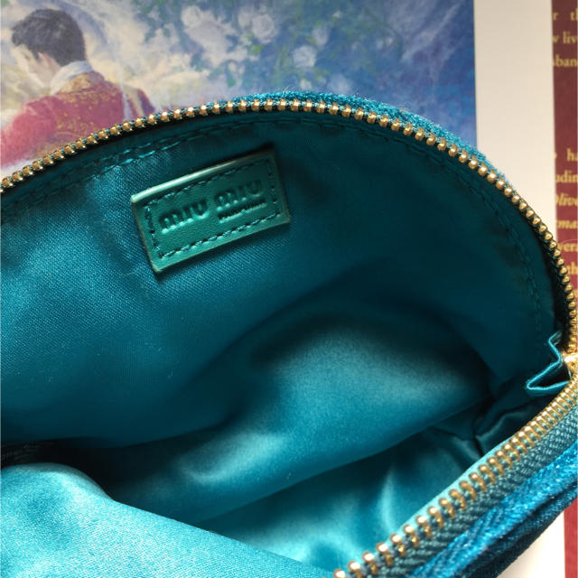miumiu(ミュウミュウ)の新品未使用 miumiu ベロア ポーチ カバン 財布 青 化粧品 巾着 レディースのファッション小物(ポーチ)の商品写真