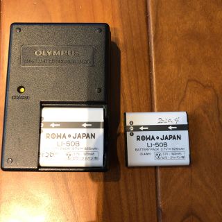 オリンパス(OLYMPUS)のOLYMPUS リチウムイオン電池２個&充電器(バッテリー/充電器)