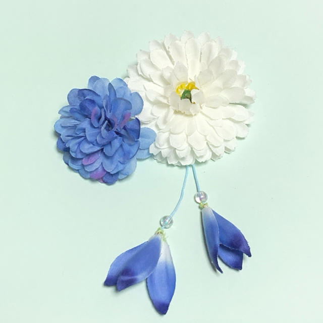 【白/青】髪飾り ❤︎ ビーズ・花びら ❤︎ 揺れる下がり飾り付き ハンドメイドのアクセサリー(ヘアアクセサリー)の商品写真