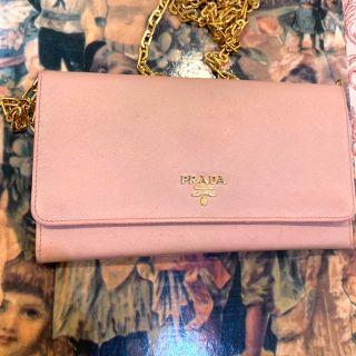 プラダ(PRADA)のPRADA プラダ　可愛いピンクのキラキラゴールドチェーンウォレット(財布)