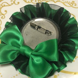 サテンリボンとオーガンジーの缶バッジロゼット♡【GREEN×BLACK②】(バッジ/ピンバッジ)