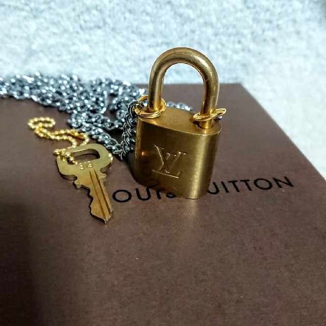 LOUIS VUITTON(ルイヴィトン)のルイヴィトン ゴールド カデナ南京錠、鍵付き、 メンズのアクセサリー(ネックレス)の商品写真