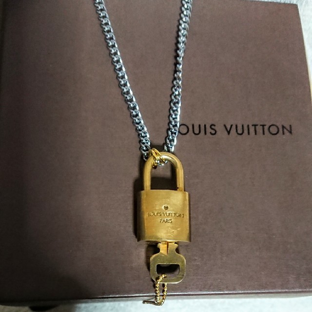 LOUIS VUITTON(ルイヴィトン)のルイヴィトン ゴールド カデナ南京錠、鍵付き、 メンズのアクセサリー(ネックレス)の商品写真