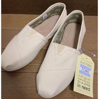 トムズ(TOMS)の新品　TOMS スリッポン　W7.5(スリッポン/モカシン)