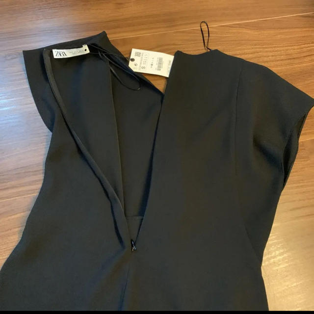 ZARA(ザラ)のZARA フロントノット付きトップス　新品未使用 レディースのトップス(カットソー(半袖/袖なし))の商品写真