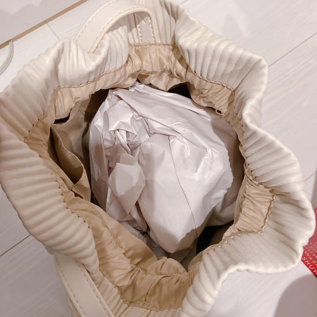 しまむら(シマムラ)の【値下げしました】しまむら　大人気プリーツバッグ　ホワイト レディースのバッグ(ショルダーバッグ)の商品写真