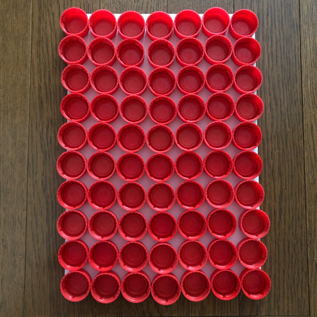コカ・コーラ(コカコーラ)のペットボトルキャップ 70個 ハンドメイドの素材/材料(その他)の商品写真