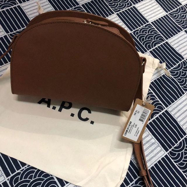 A.P.C(アーペーセー)のA.P.C. ハーフムーン　ショルダーバッグ　新品未使用品 レディースのバッグ(ショルダーバッグ)の商品写真