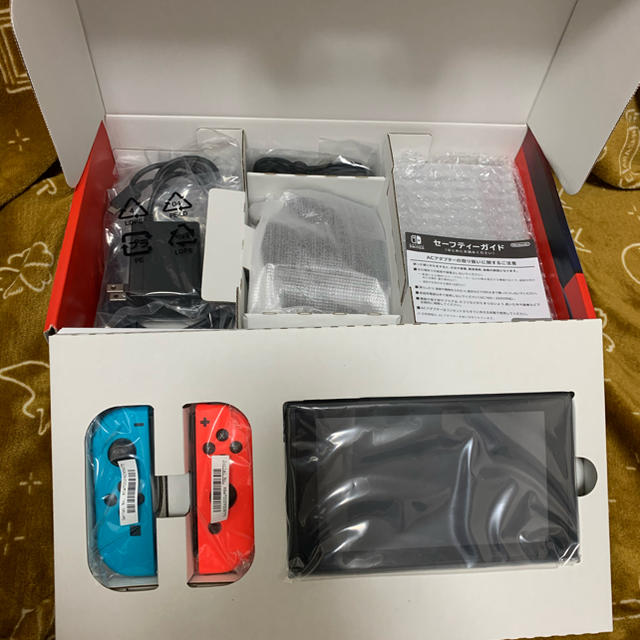 Nintendo Switch(ニンテンドースイッチ)のNintendo Switch 新型 中古 美品 エンタメ/ホビーのゲームソフト/ゲーム機本体(家庭用ゲーム機本体)の商品写真