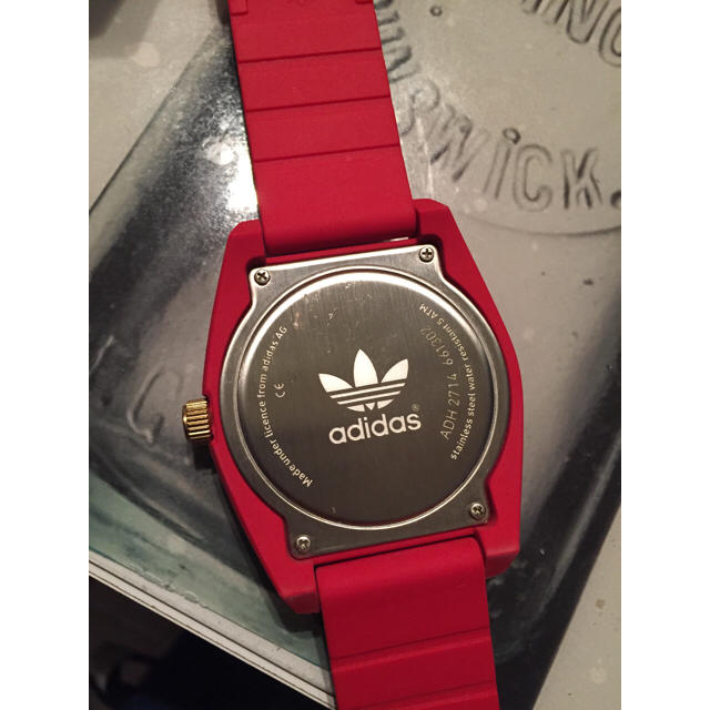 adidas(アディダス)のadidasレッド時計 レディースのファッション小物(腕時計)の商品写真