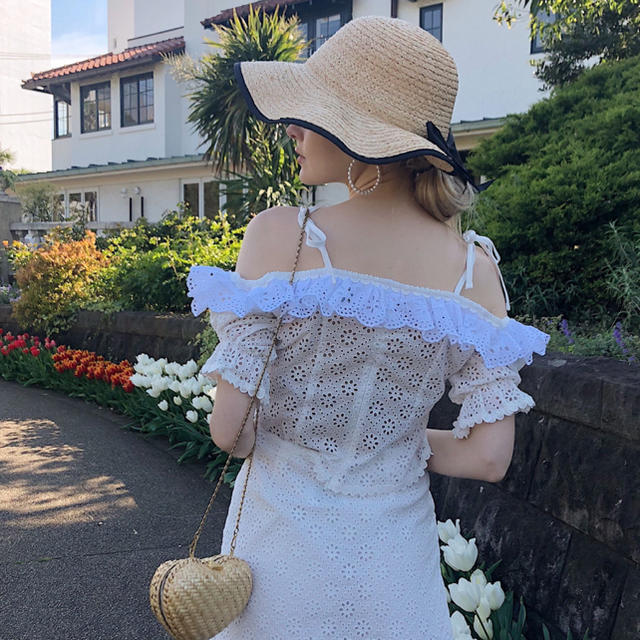 Lochie(ロキエ)のepine off shoulder frill lace blouse レディースのトップス(シャツ/ブラウス(半袖/袖なし))の商品写真