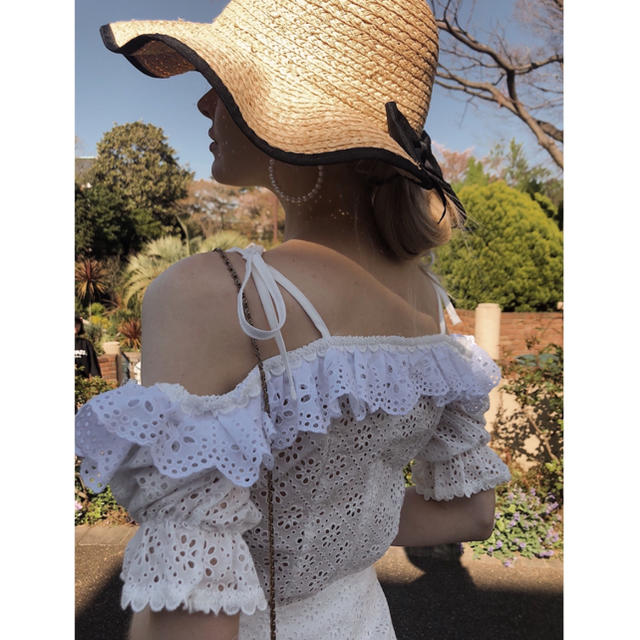 Lochie(ロキエ)のepine off shoulder frill lace blouse レディースのトップス(シャツ/ブラウス(半袖/袖なし))の商品写真