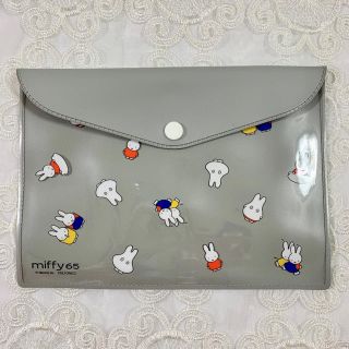 新品 ミッフィー展 限定 ビニールブリーフケース　A6サイズ(キャラクターグッズ)